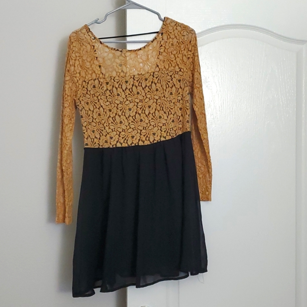 Gold/tan and black lace cocktail dress with low back fits like a Large!